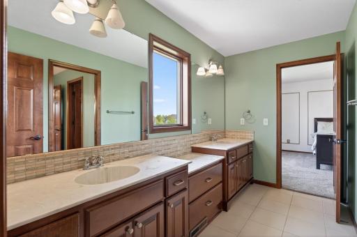 jack and jill bath betwen 2 bedrooms upper level