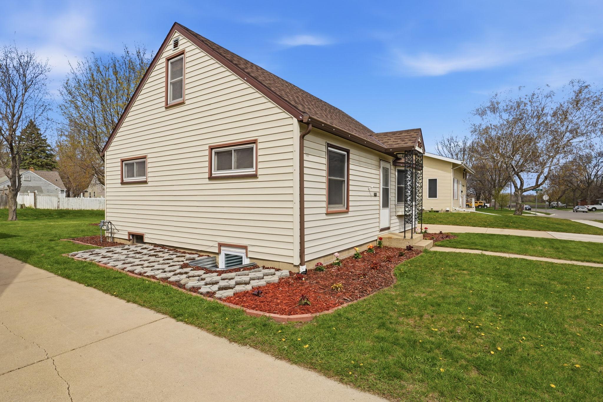 813 Augusta Avenue SE, Willmar