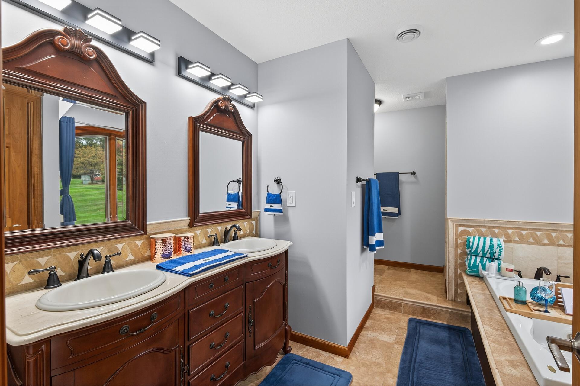 Upper Level Primary Suite 5 pc Bath