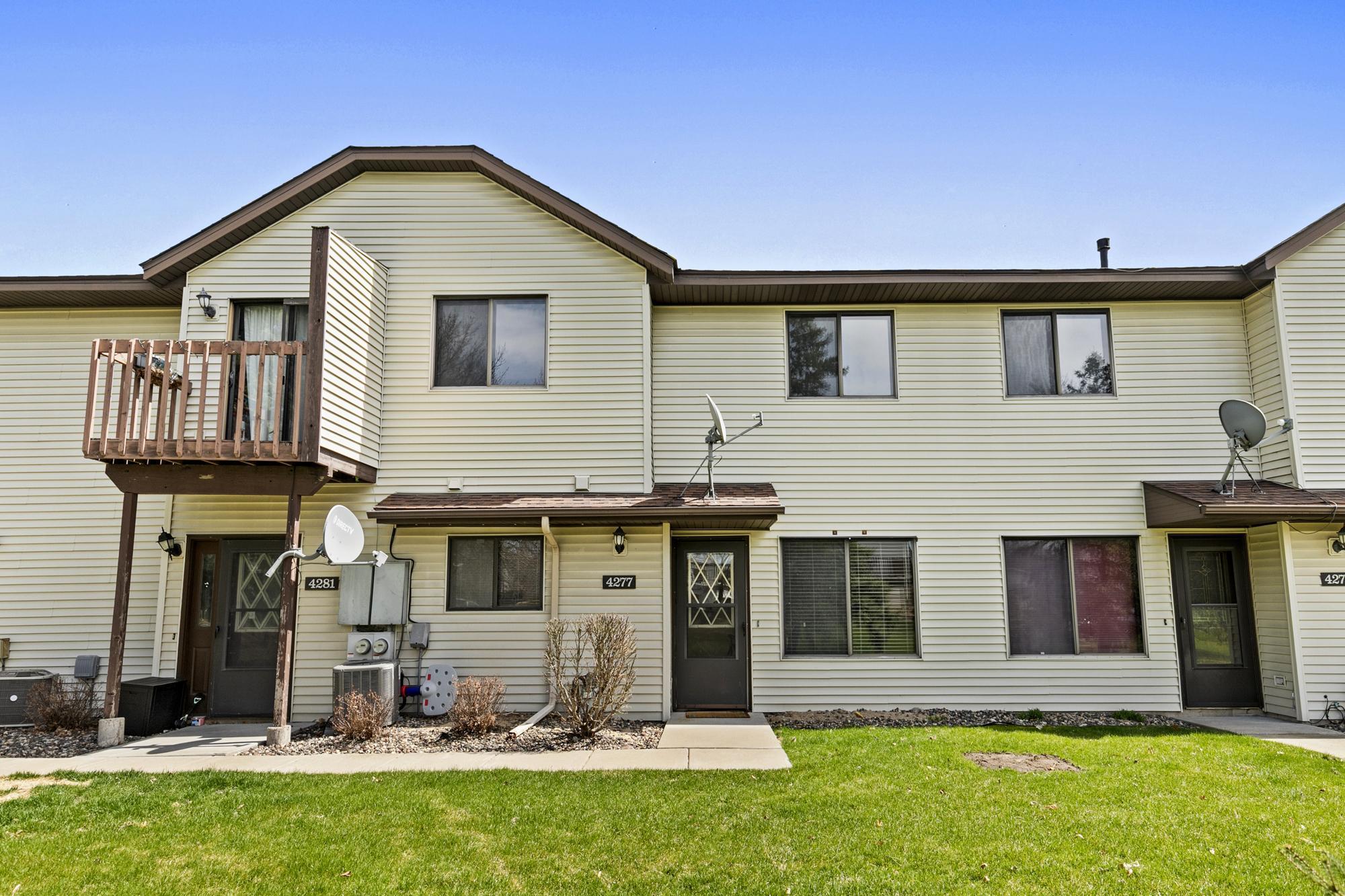 Wonderful Vadnais Heights townhome with updates! Great location!