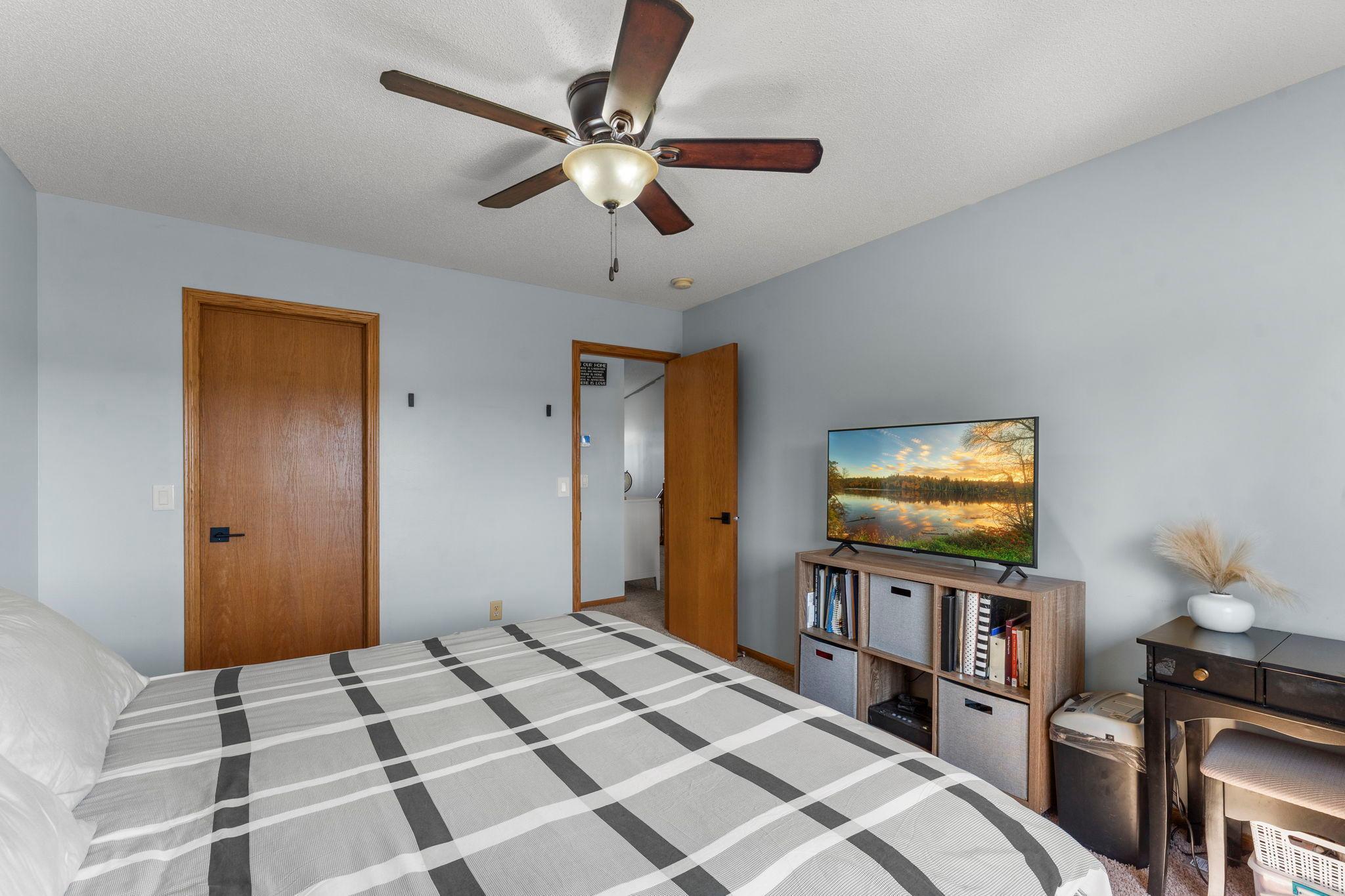 Great size room, ample lighting