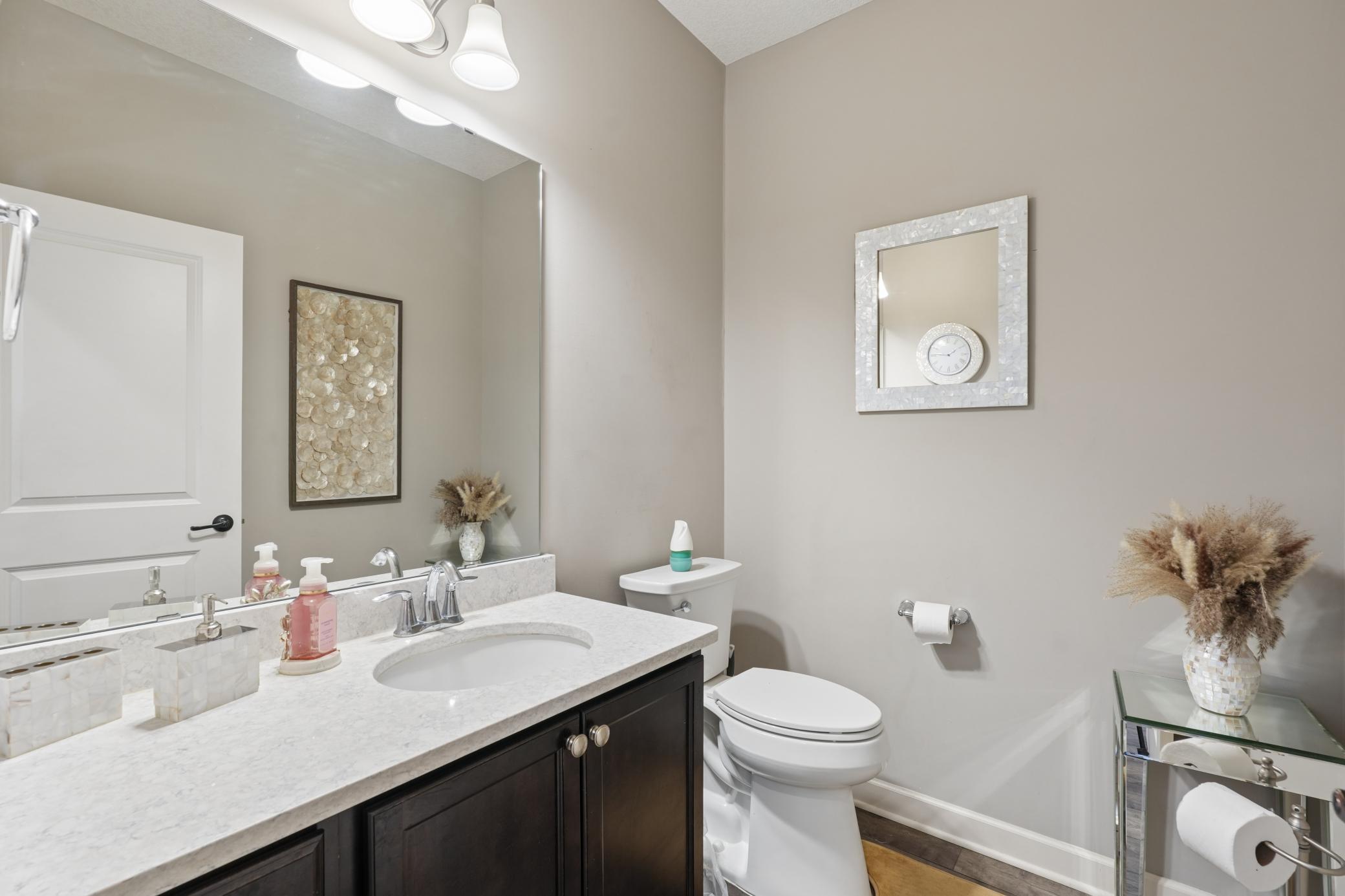 Main level 1/2 bathroom
