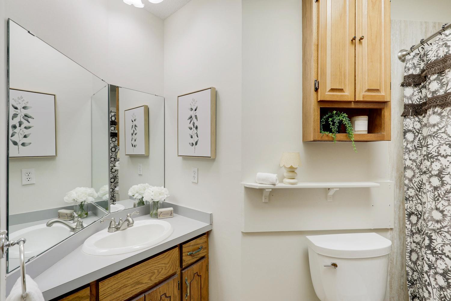 Upper level bathroom.