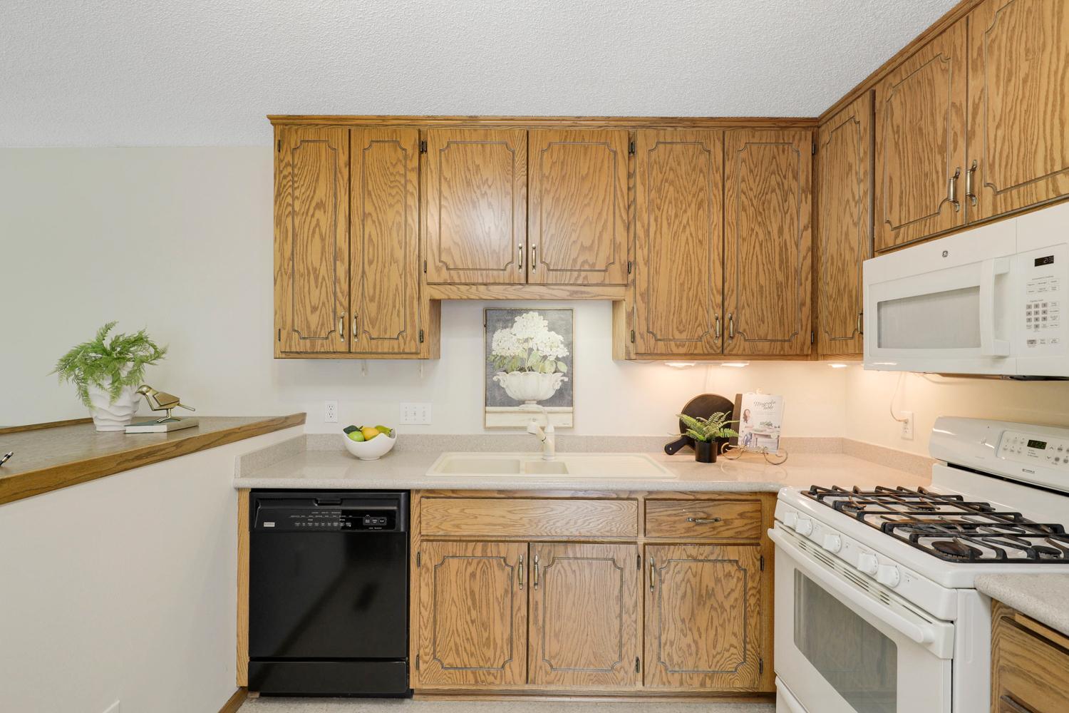 Lots of storage. Newer dishwasher.
