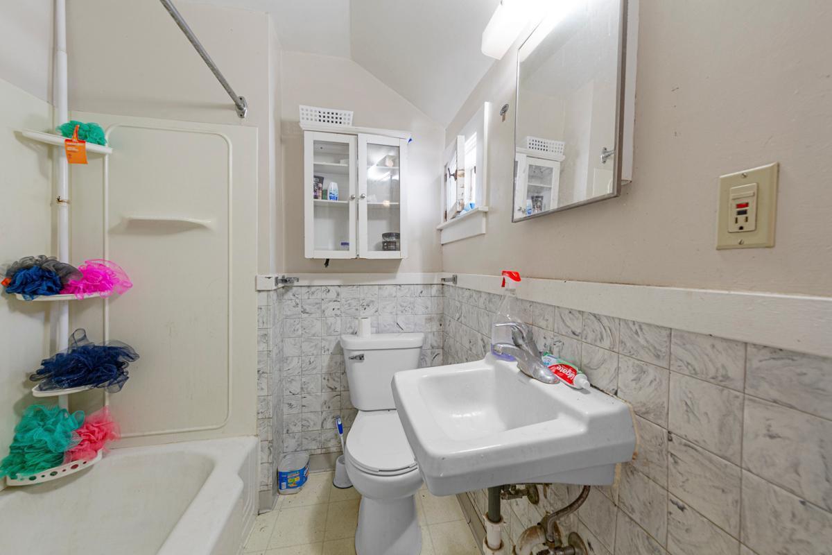 26 Bathroom_apt 3.jpg