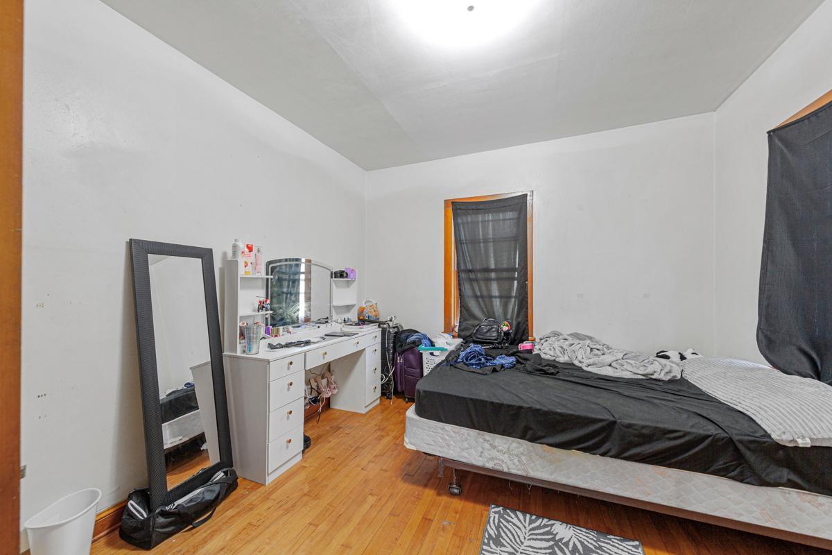 14 Bedroom _apt 1.jpg