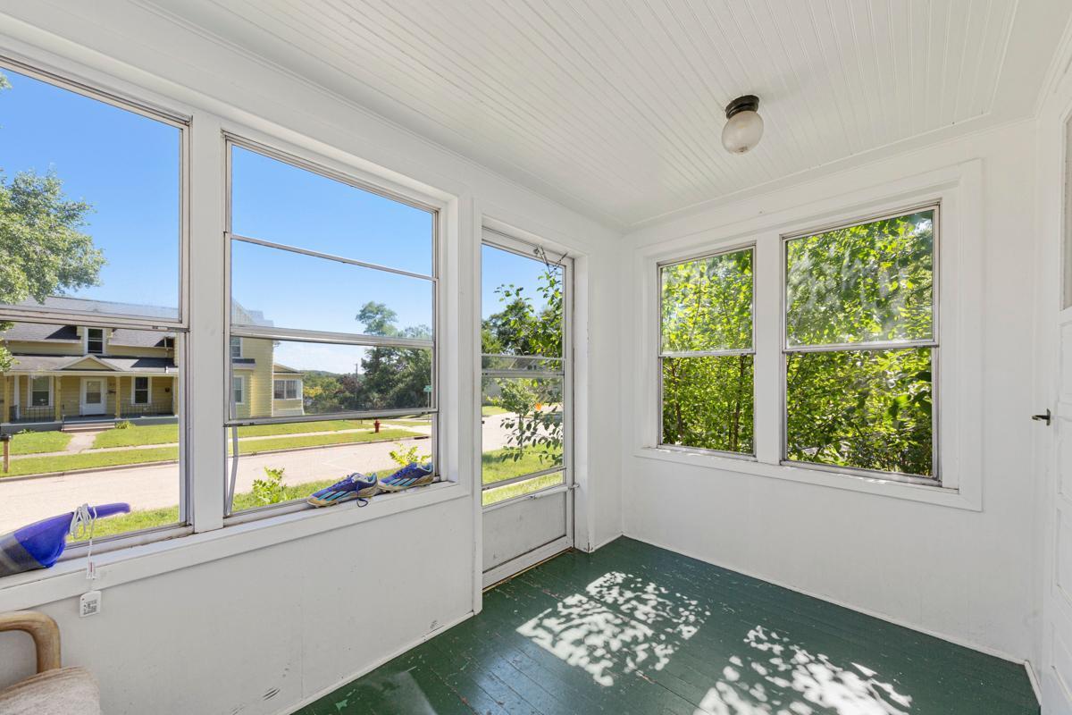 6 Entry_porch_apt 1.jpg