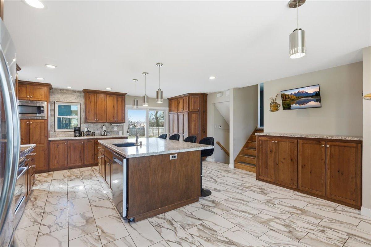 08-Kitchen & Dining.jpg