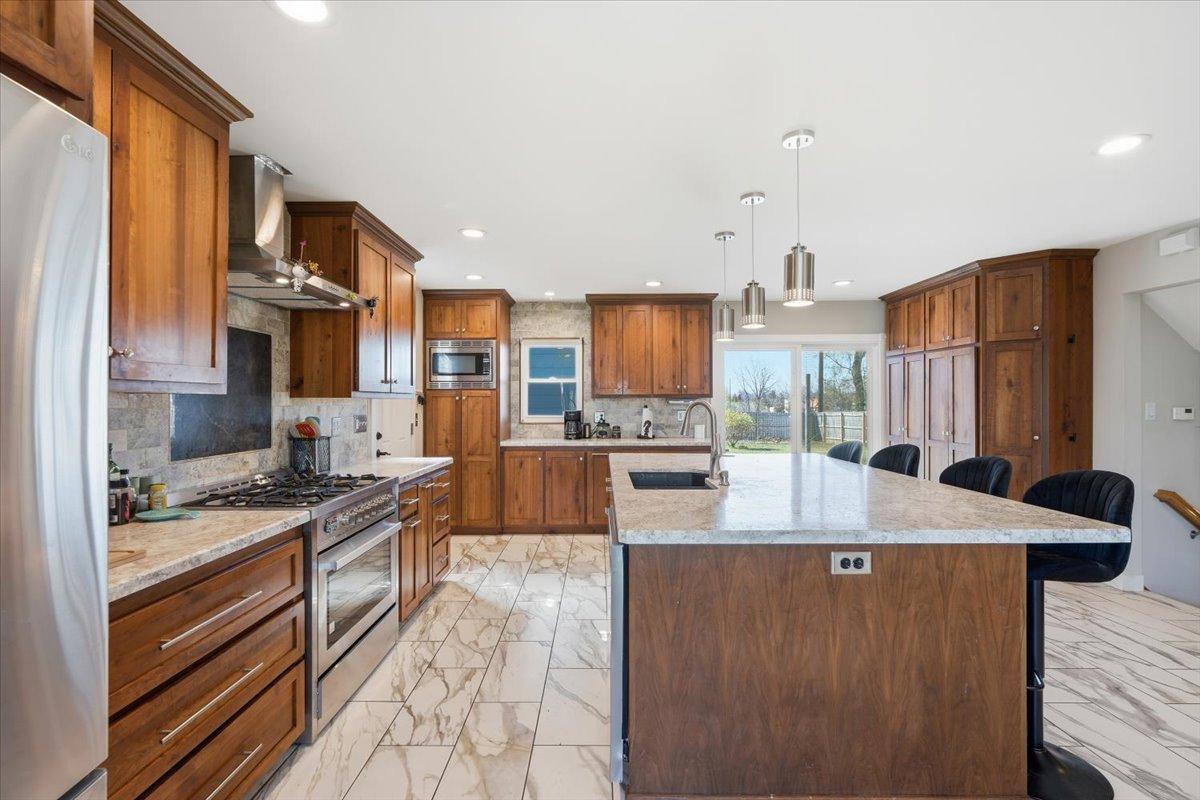 09-Kitchen & Dining.jpg