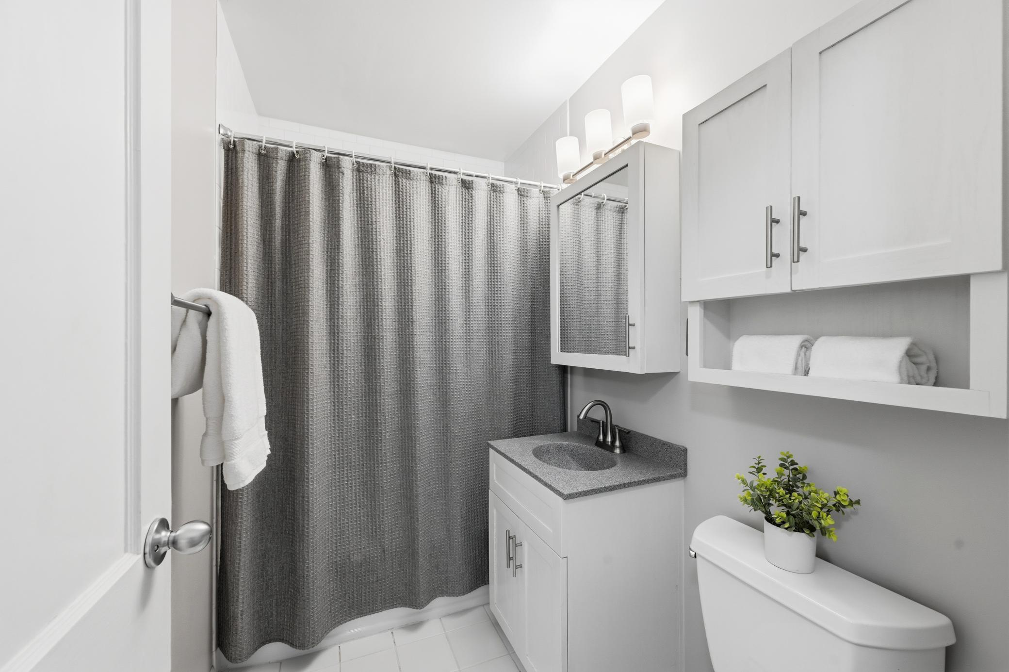 The main level full bathroom.