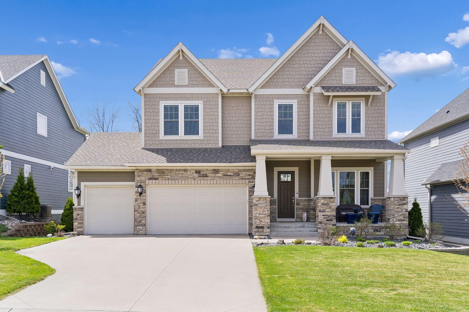 Great curb appeal - Makes you wanna come on inside and take a look for yourself!
