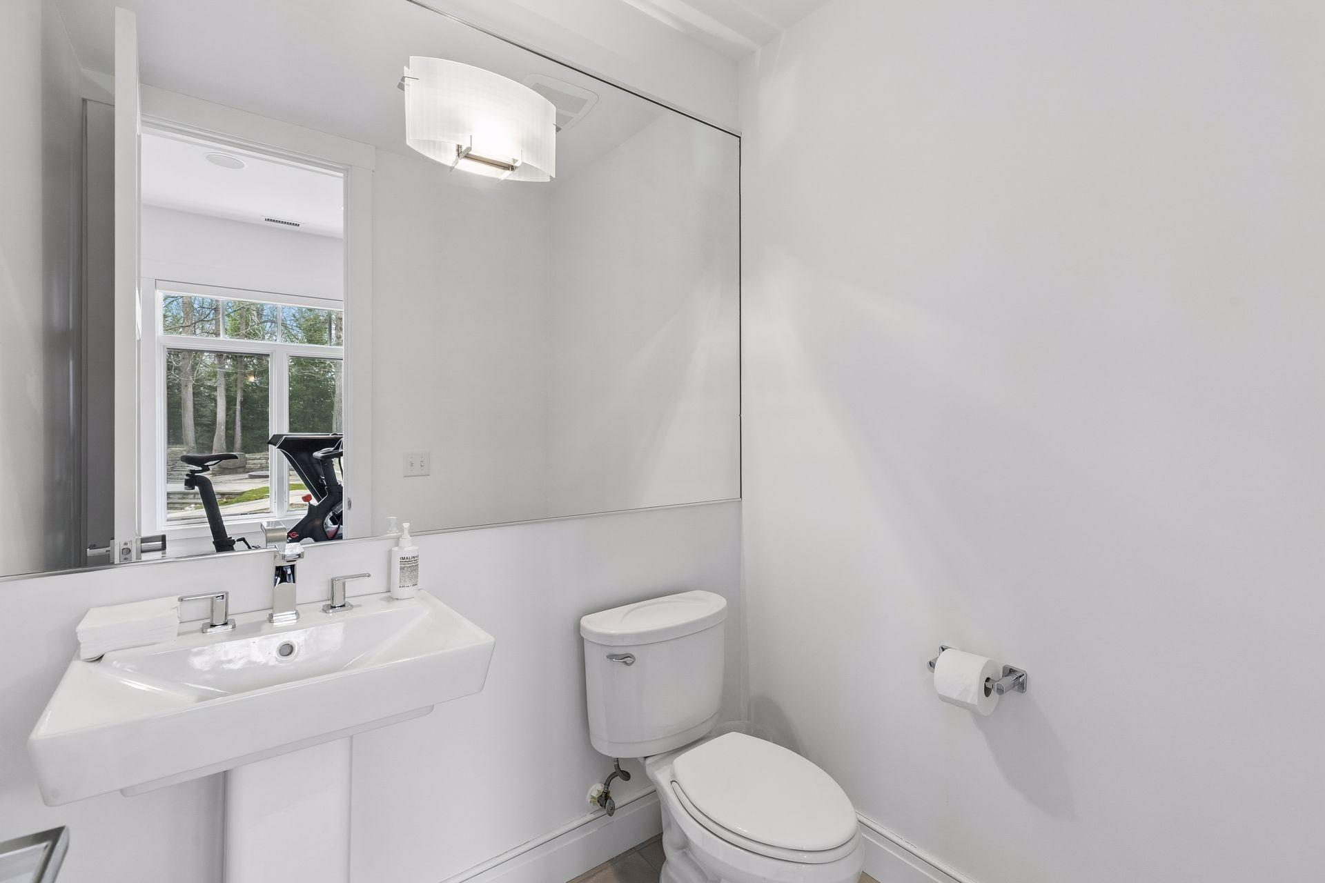 Lower level 1/2 bathroom