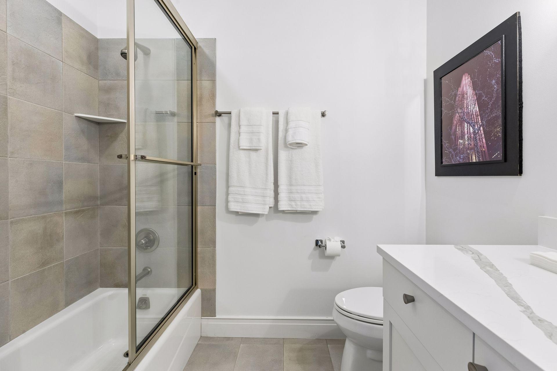 En-suite full bathroom