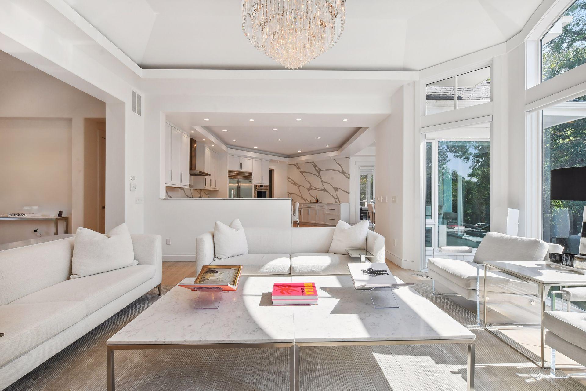 Open concept living room that blends seamlessly to the kitchen