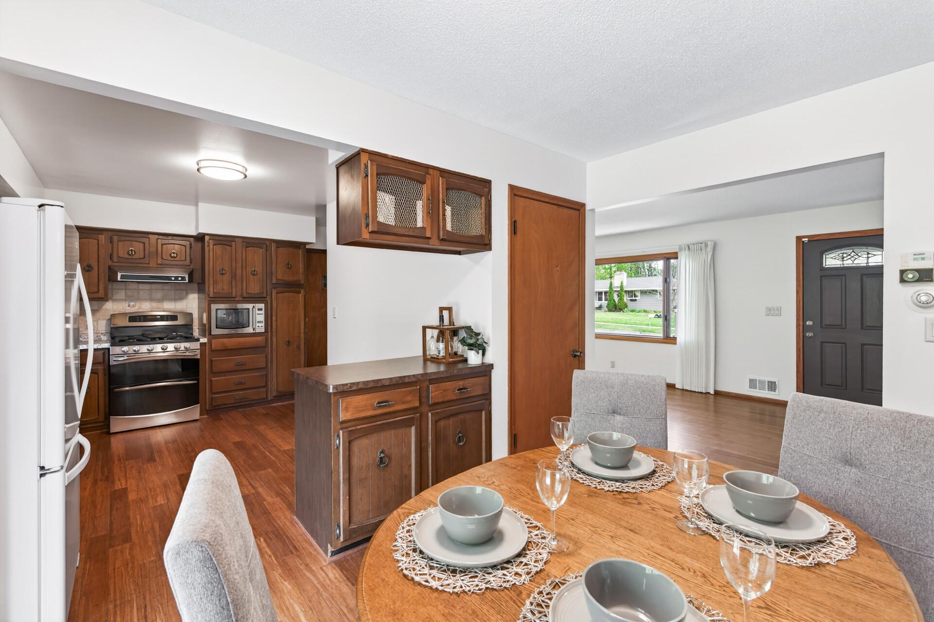 Dining area into kitchen, peninsula between