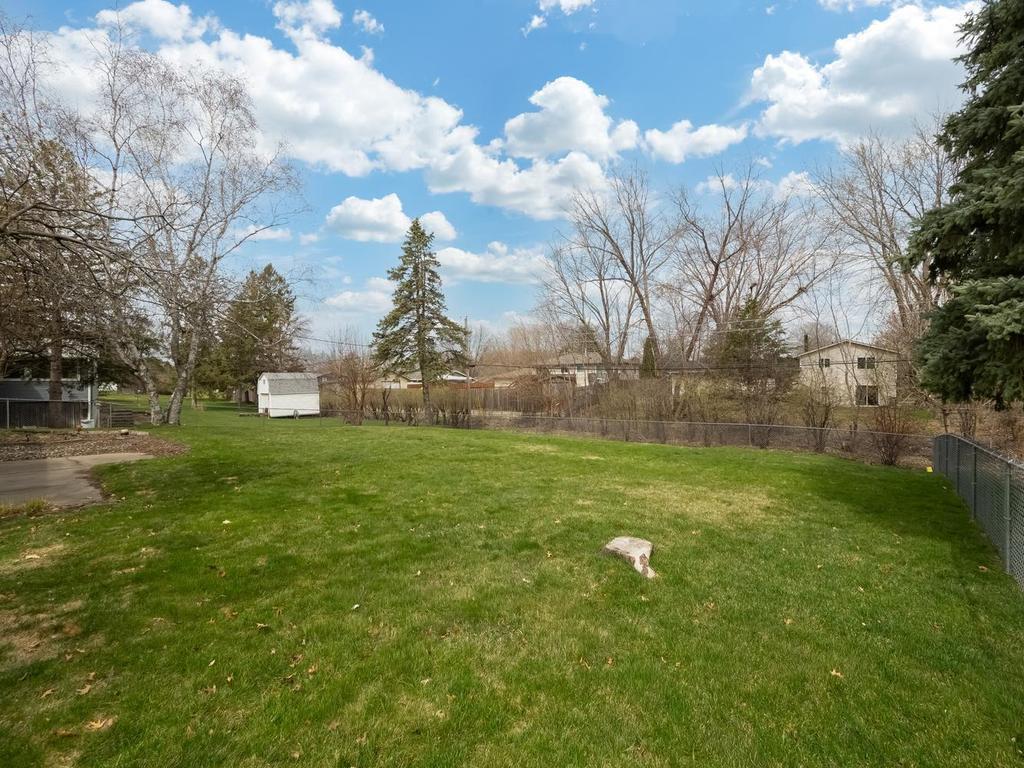 1773 Serpentine Dr Eagan MN 55122 USA-003-004-Back Yard-MLS_Size.jpg