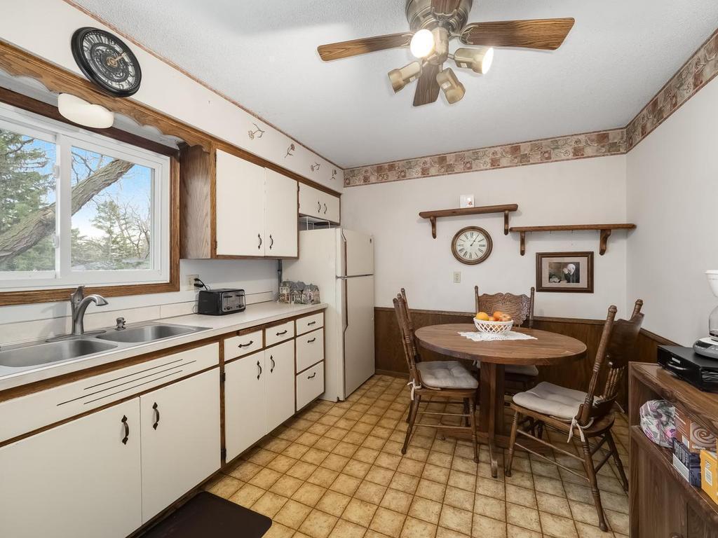 1773 Serpentine Dr Eagan MN 55122 USA-012-019-Kitchen-MLS_Size.jpg