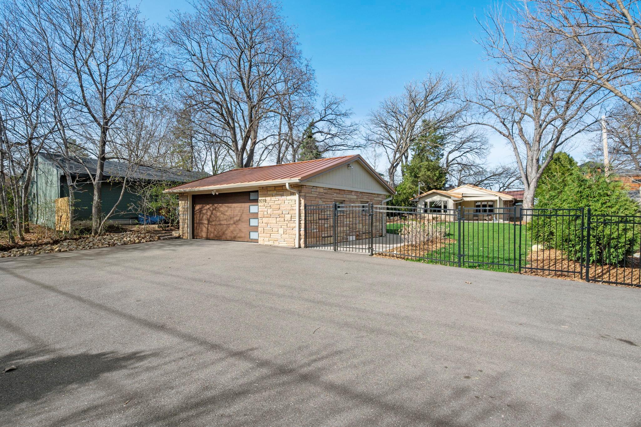 Large parking pad so convenient for all your guests.