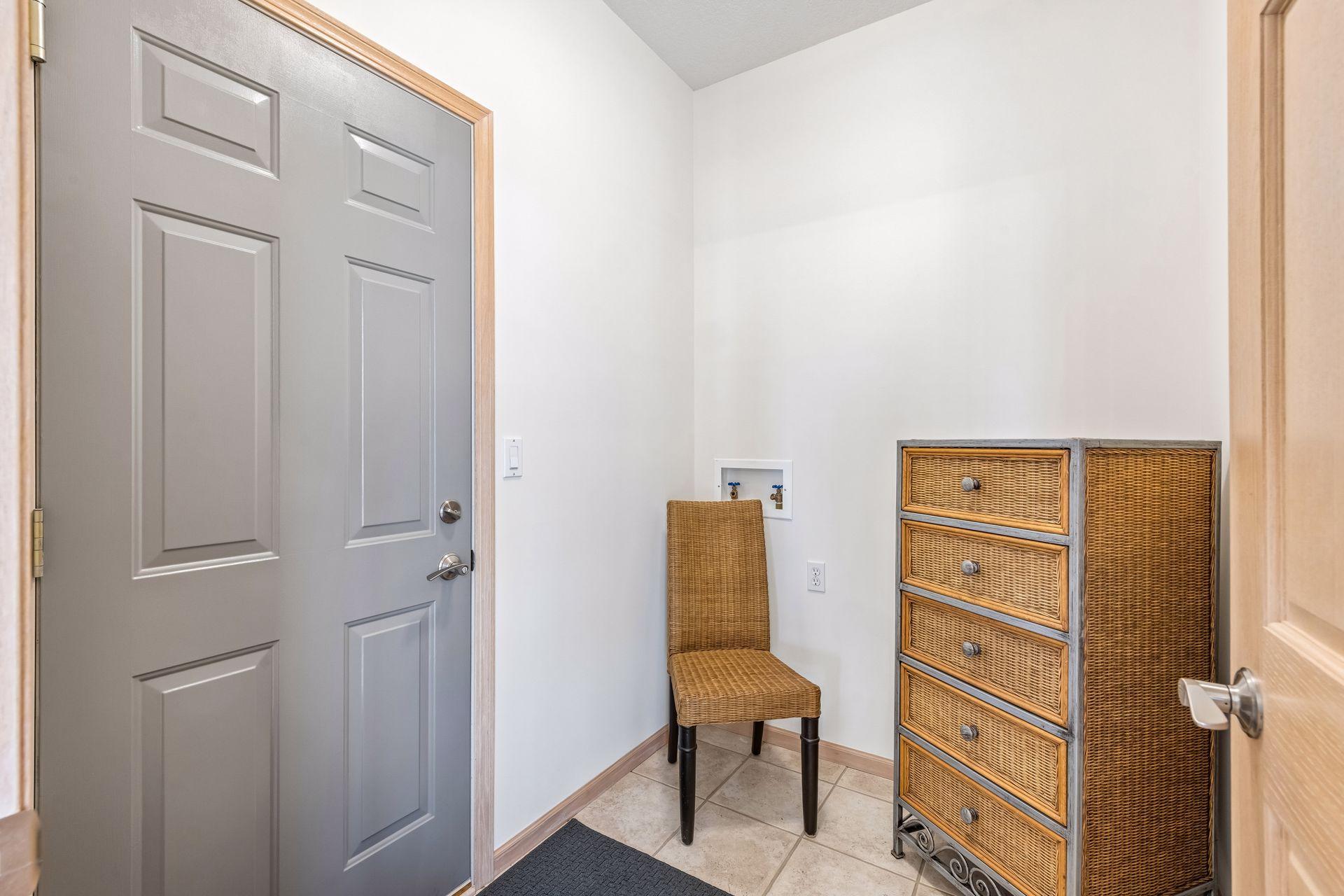 Main floor mudroom/laundry