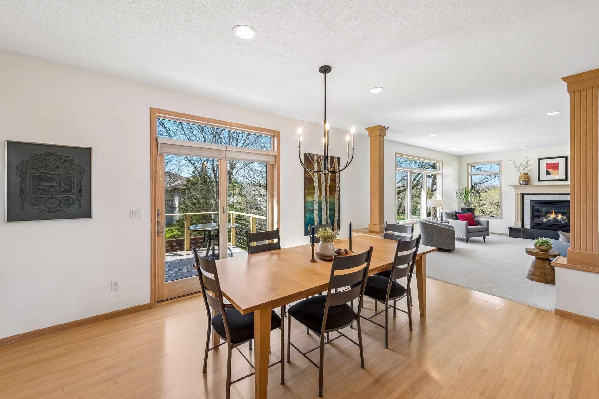 Dining w/ access to deck