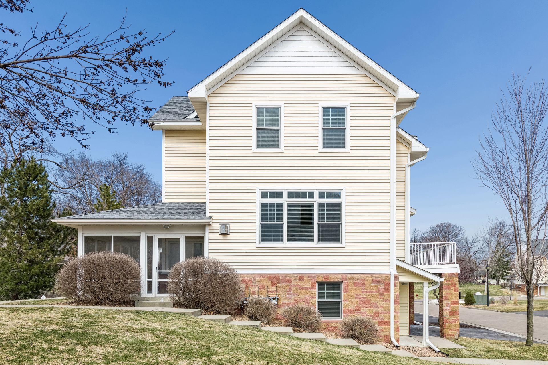 Welcome to 2121 Village Trail!