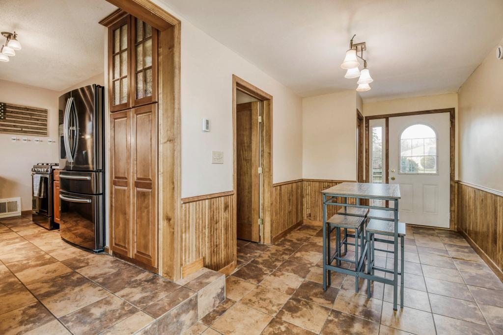 Dining room/flex space between kitchen & garage