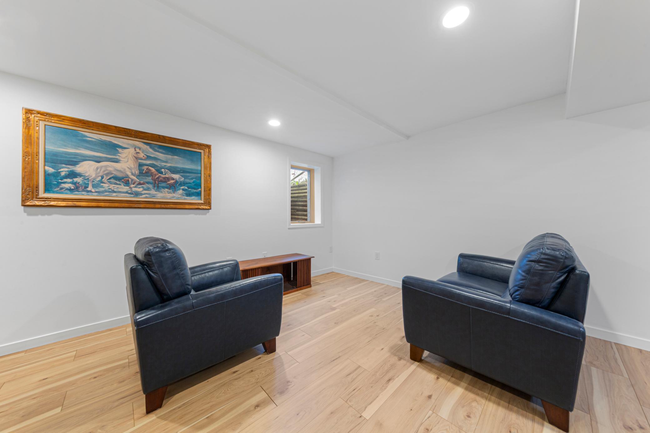 43 living room_lower.jpg