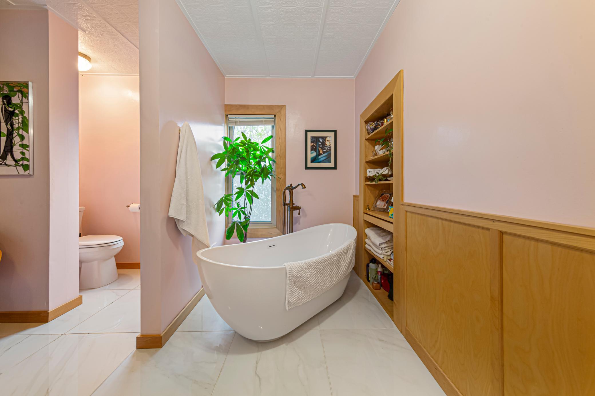 29 bathroom.jpg