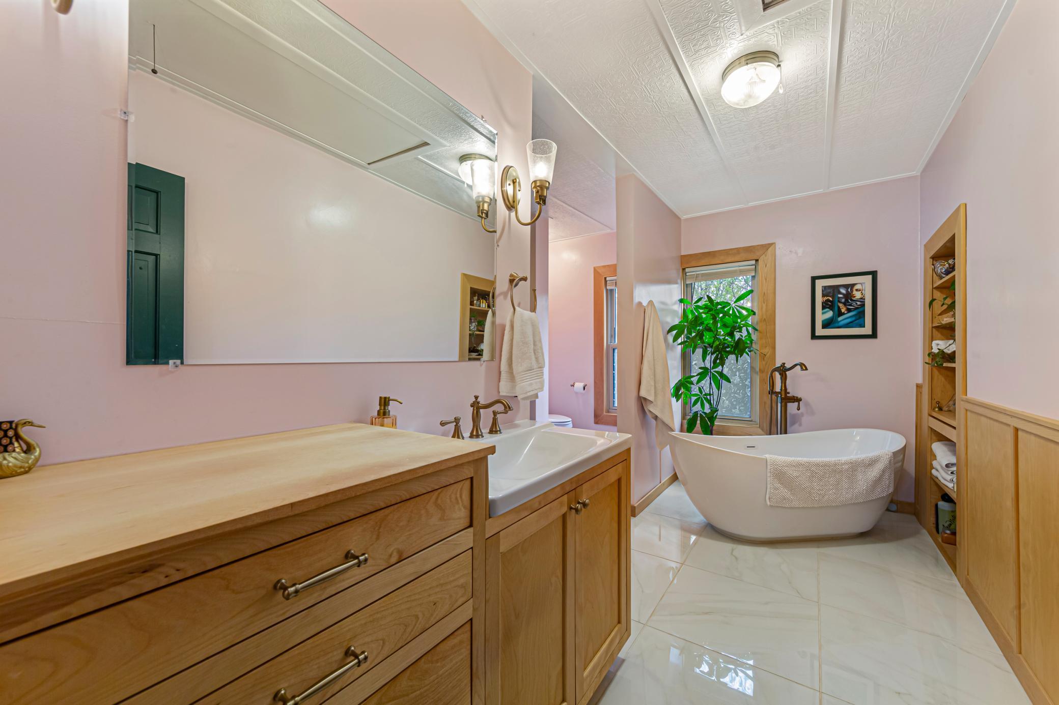 28 bathroom.jpg