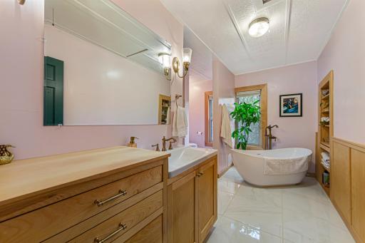 28 bathroom.jpg