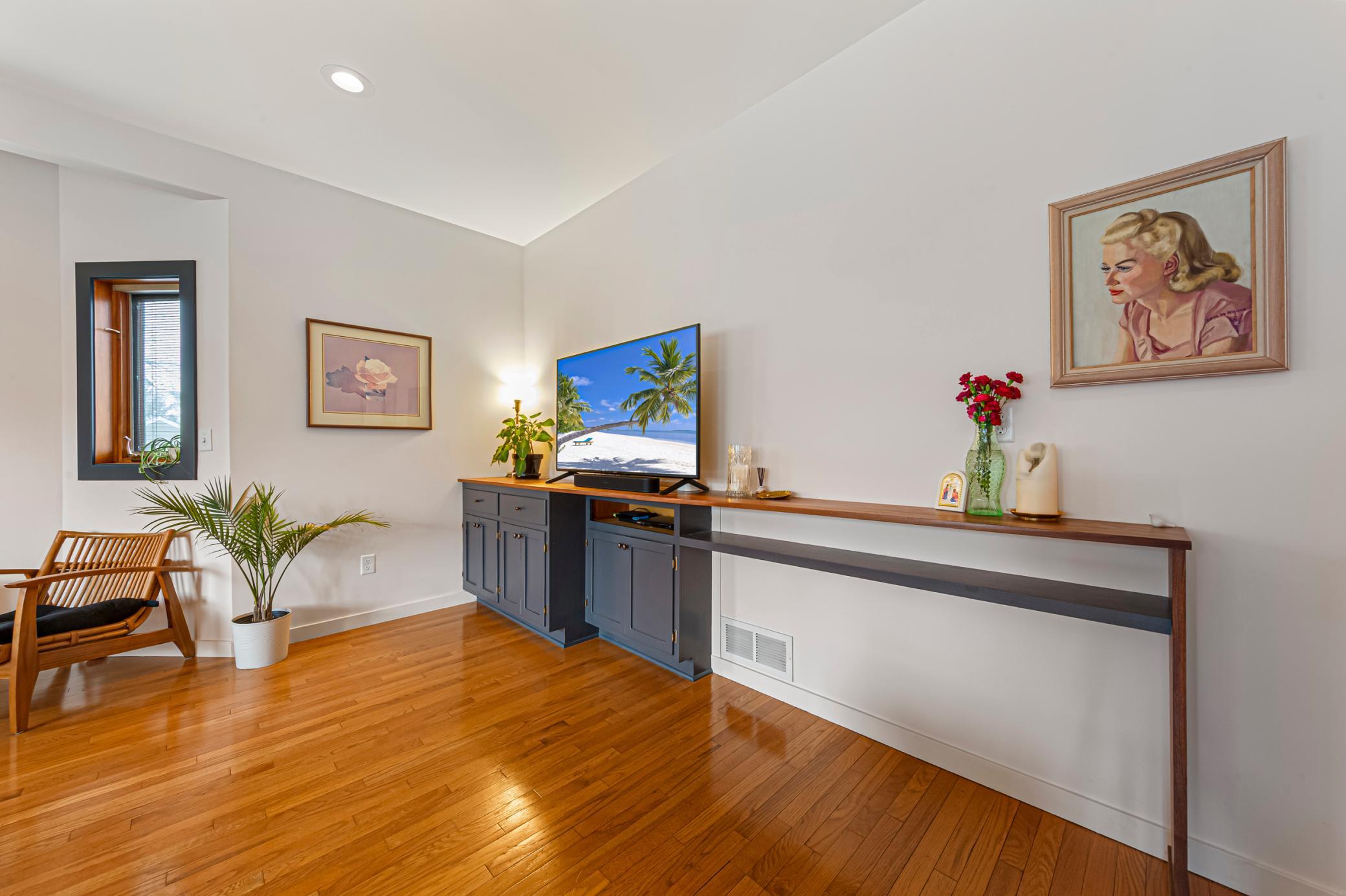 24 family room.jpg