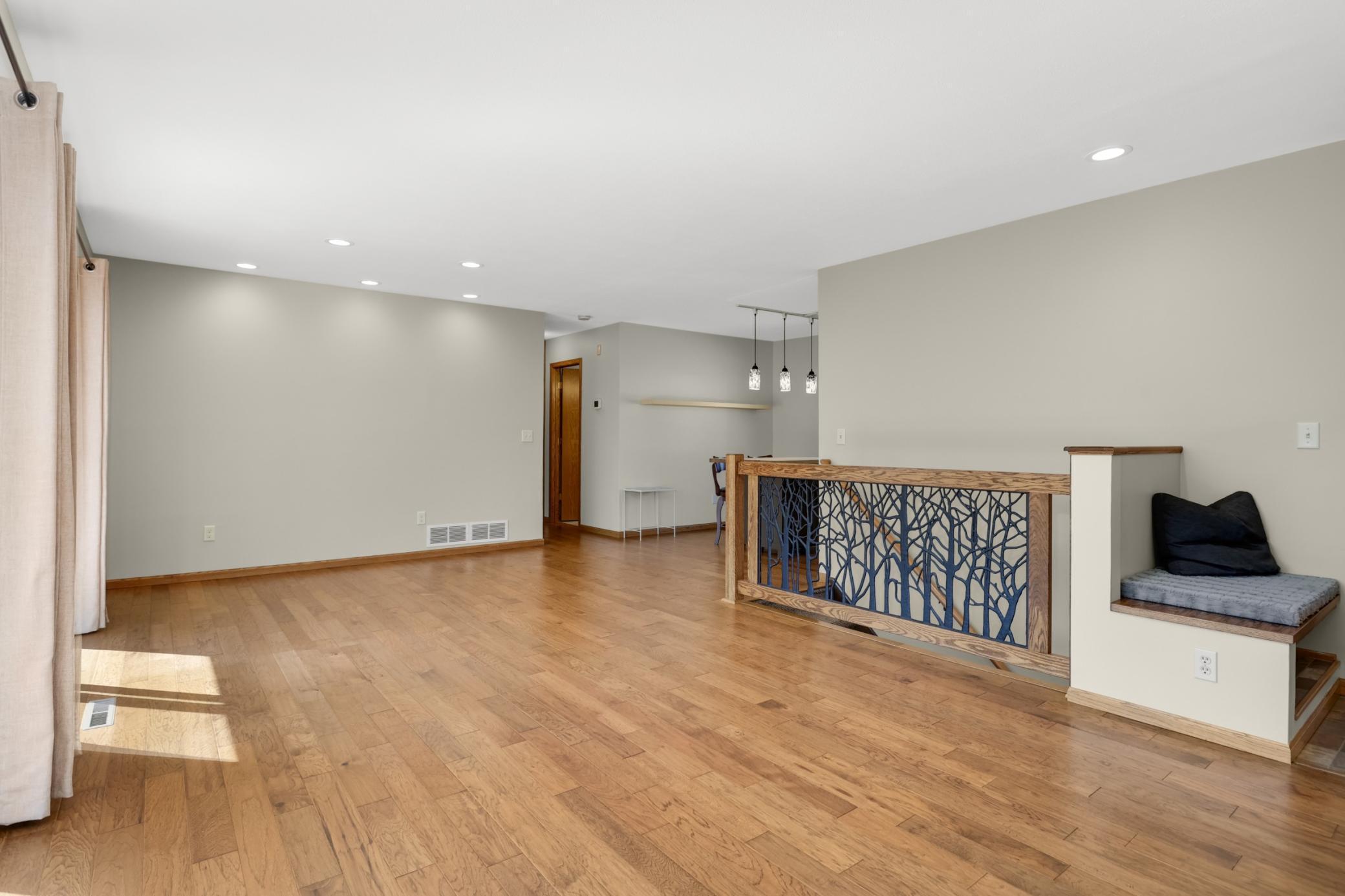 BRIGHT PIC SHOWING FLOOR LR.