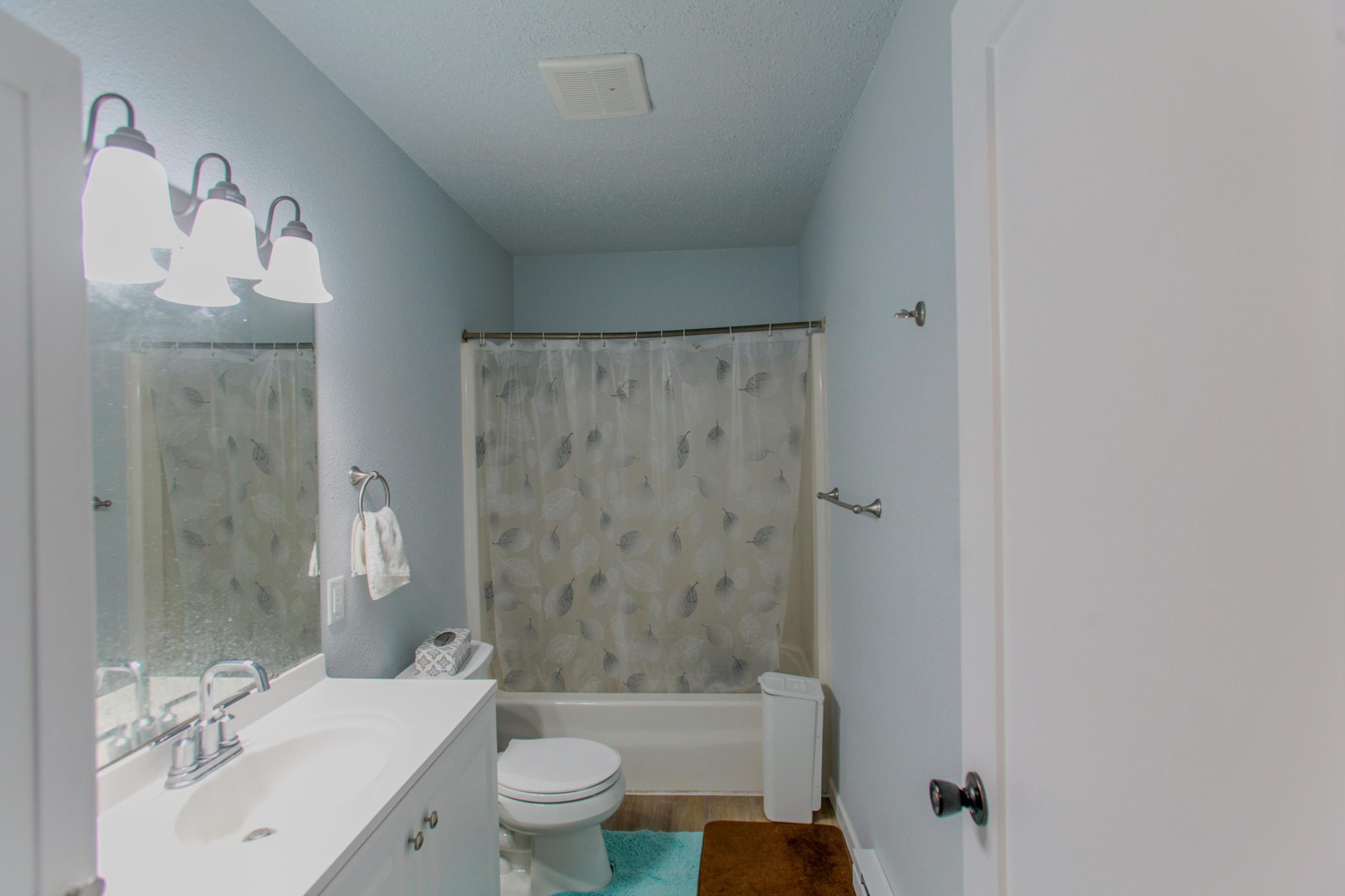 Upstairs Full Bathroom