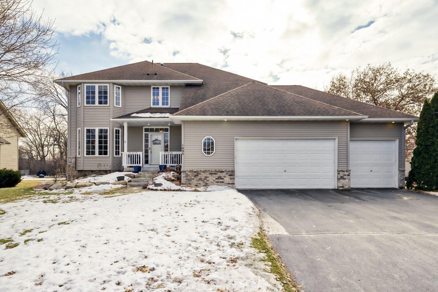 1693 Windsor Dr S - Exterior Front