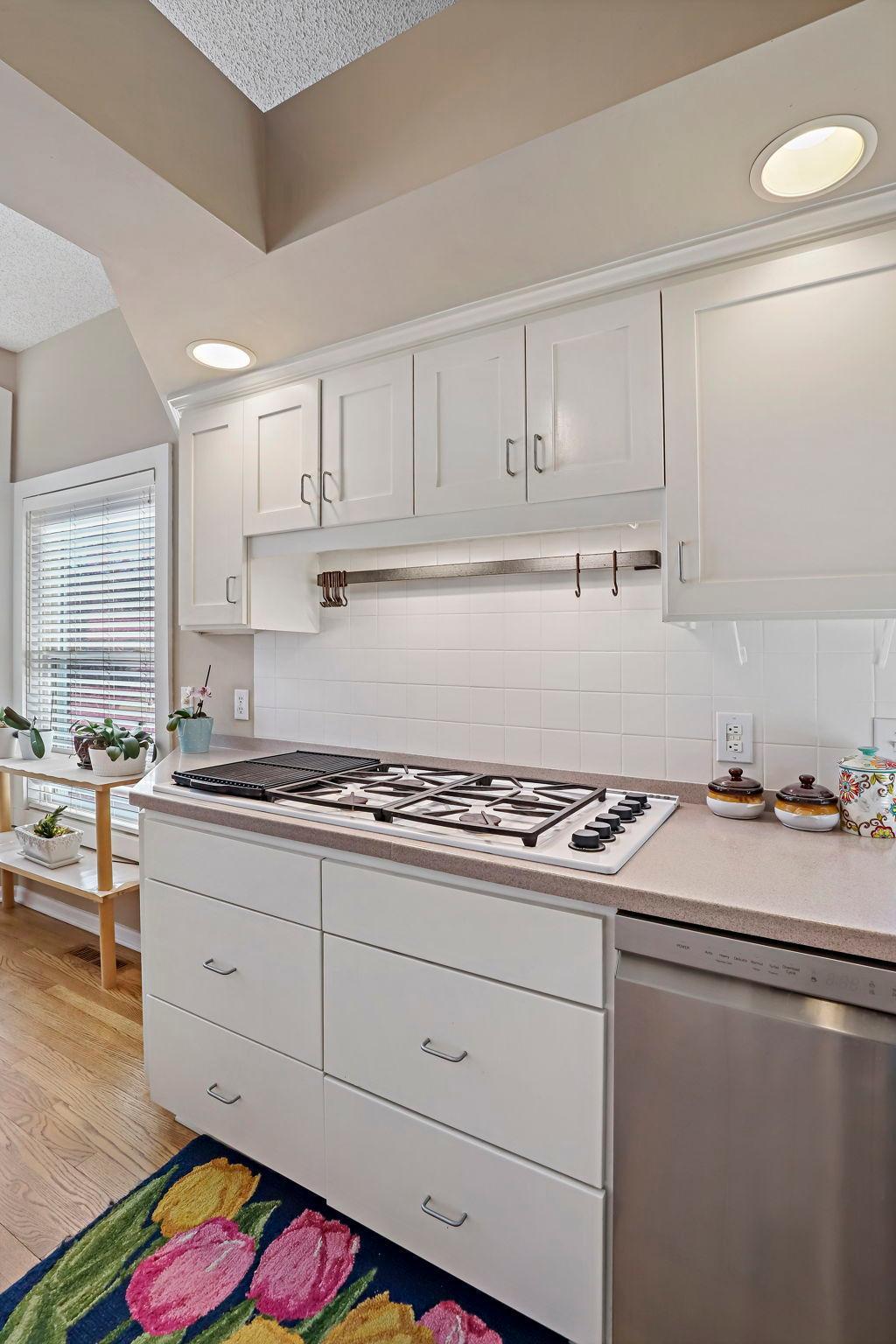 Gas stove with 4 burners & grill top