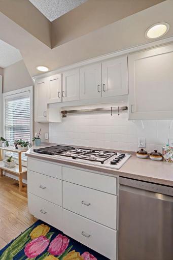 Gas stove with 4 burners & grill top