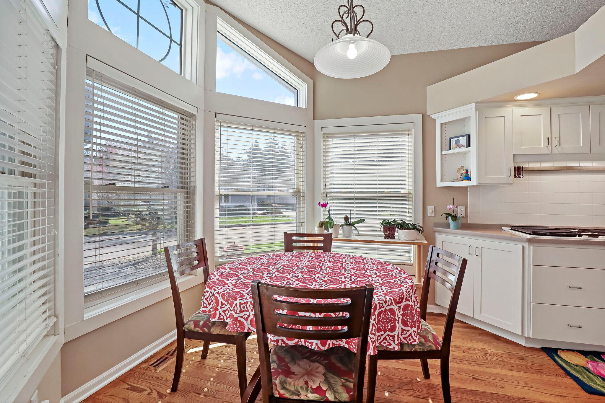 Informal front dining area for breakfast & family dinners.