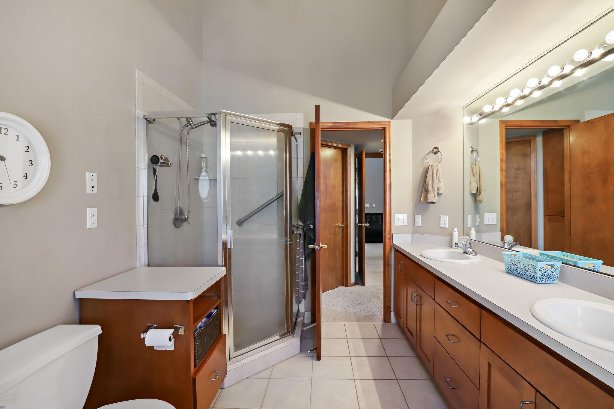 Separate shower & double sinks.513 Willdflower, BV