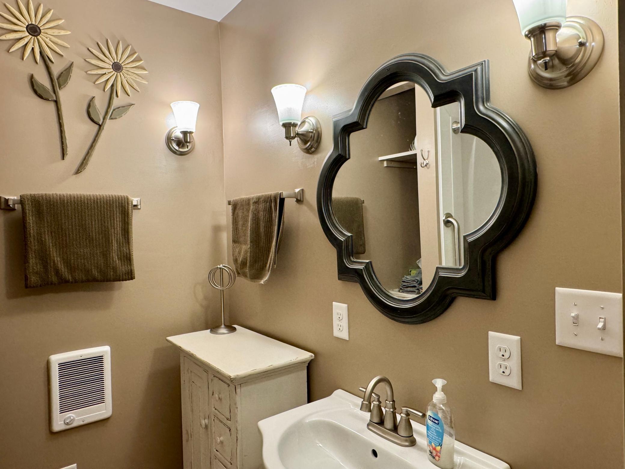 Main level 3/4 bathroom with shower