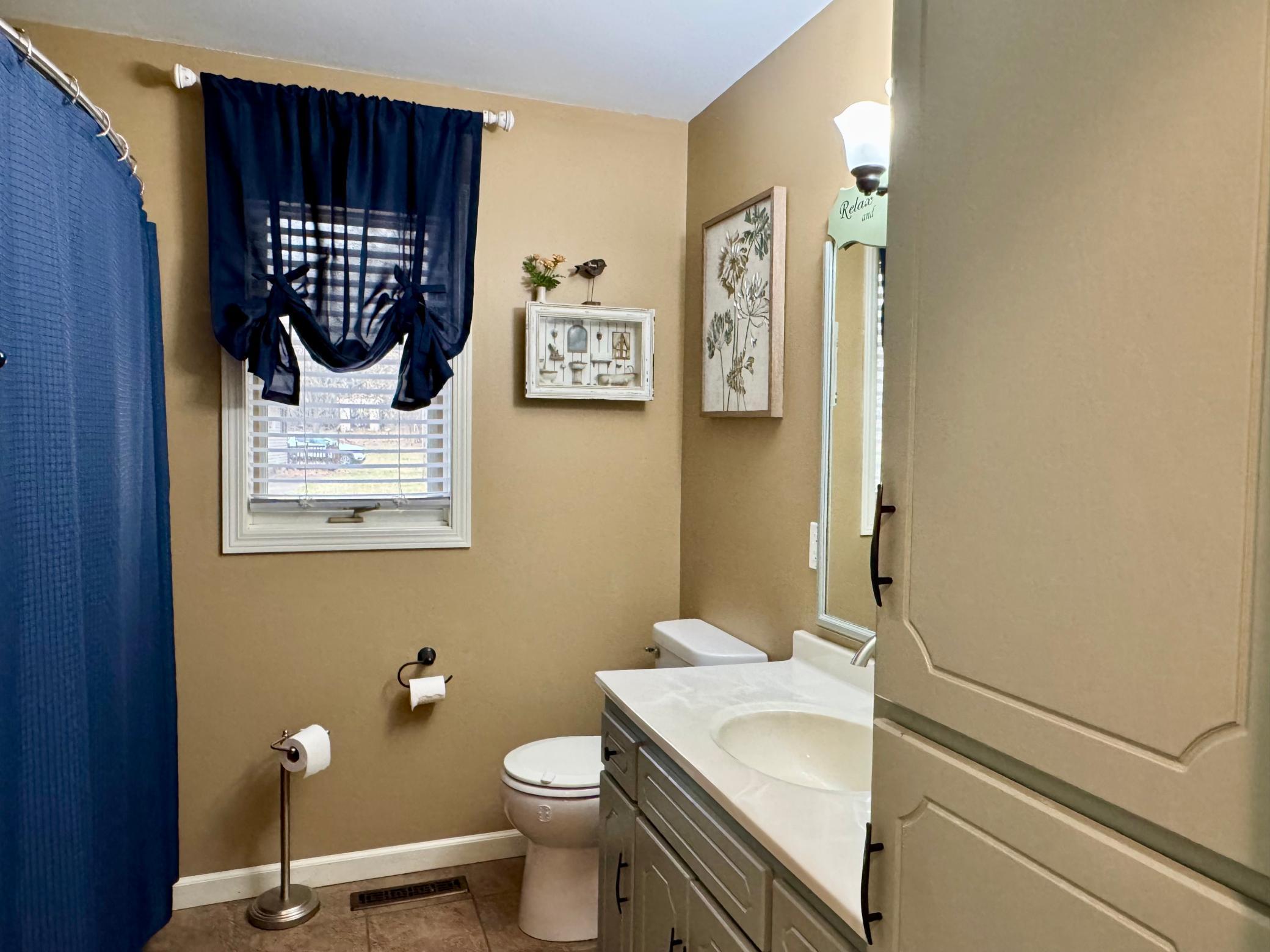 upper level full bath