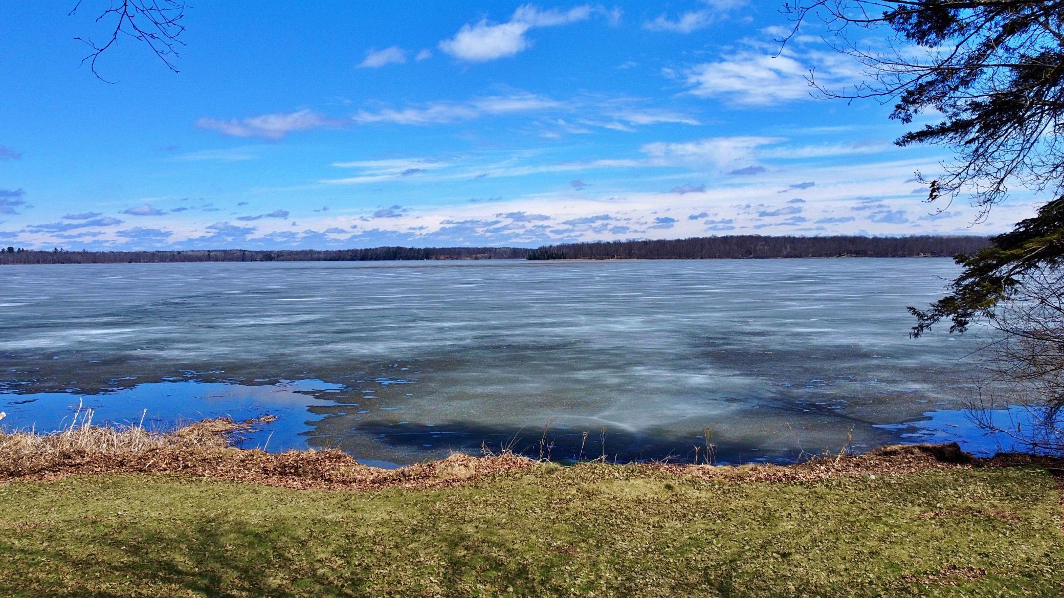 Level shoreline along Esquagama Lake
