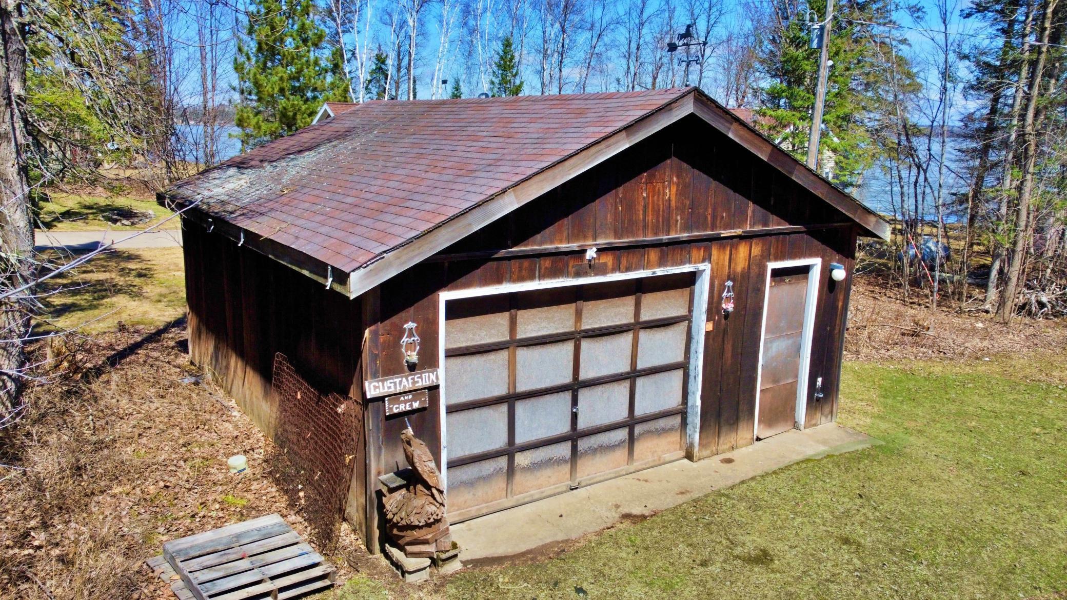 Oversized 1-car detached garage