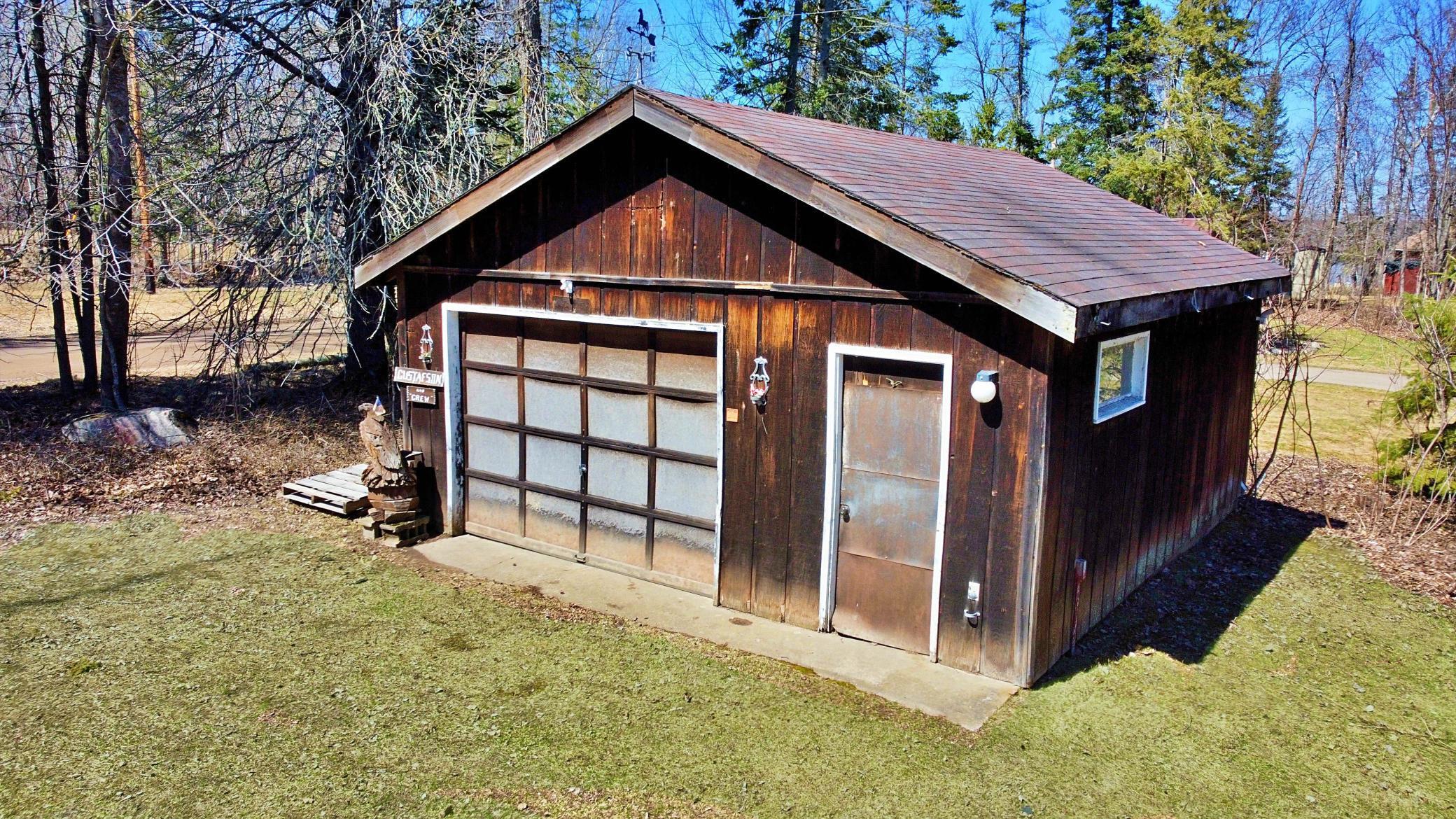 Oversized 1-car detached garage