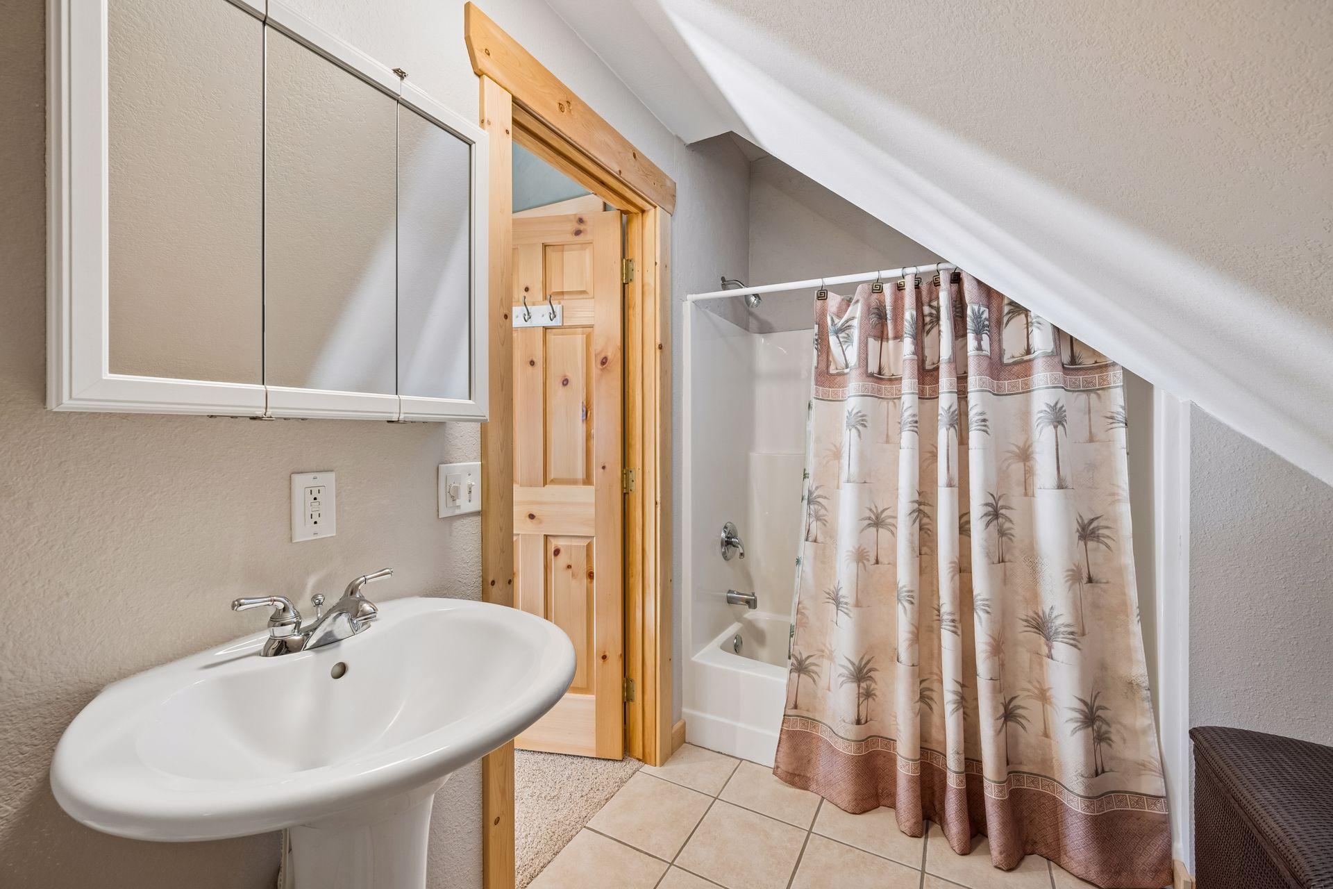 Tiled Full upper bathroom located between the two bedrooms and loft area.