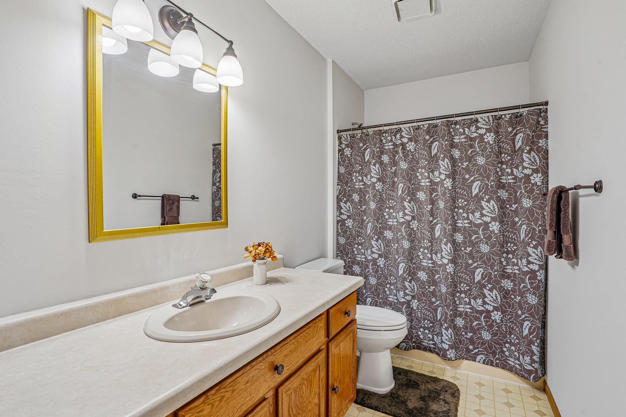 Main Level Bath_18.jpg