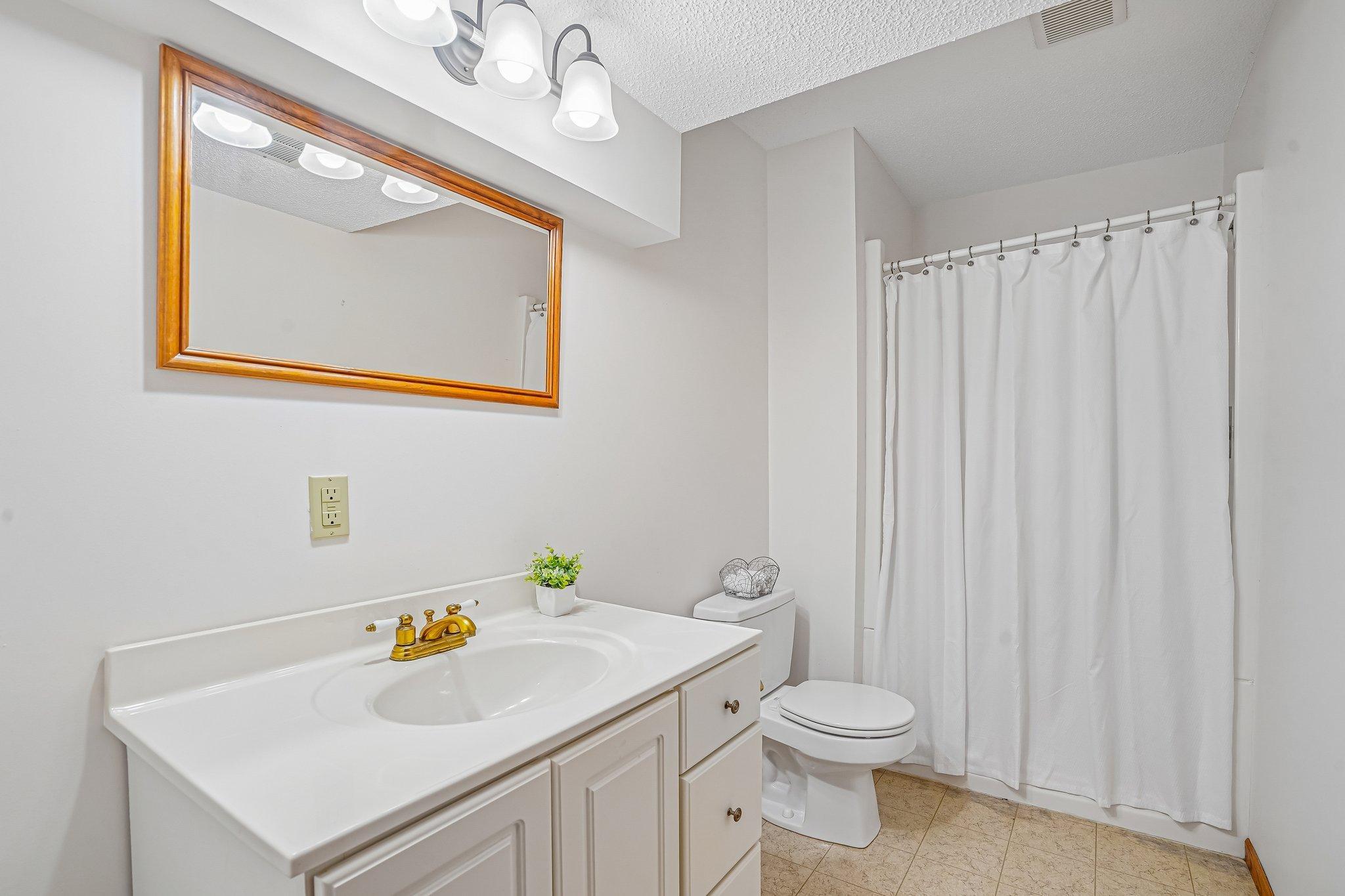 Lower Level Bath_21.jpg