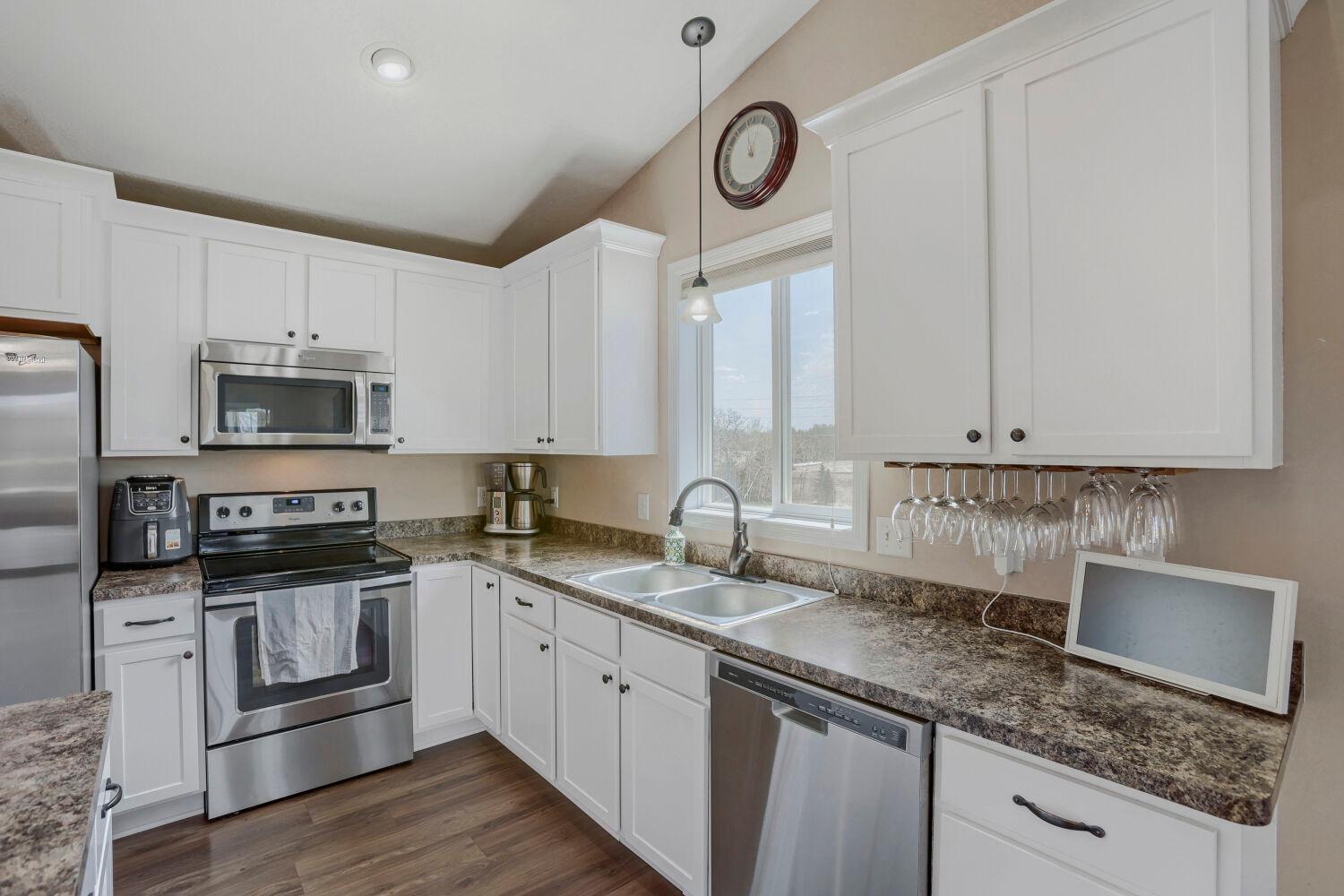 31069 Algonquin Trail - Web Quality - 011 - 11 Kitchen.jpg