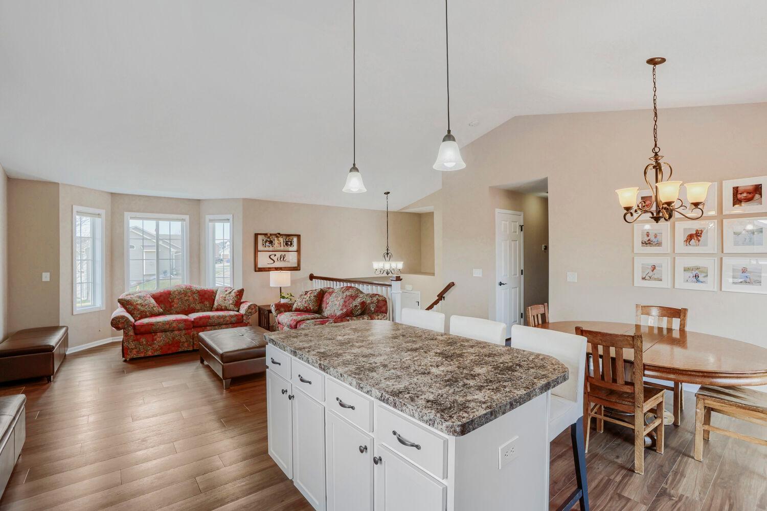 31069 Algonquin Trail - Web Quality - 013 - 13 Kitchen.jpg