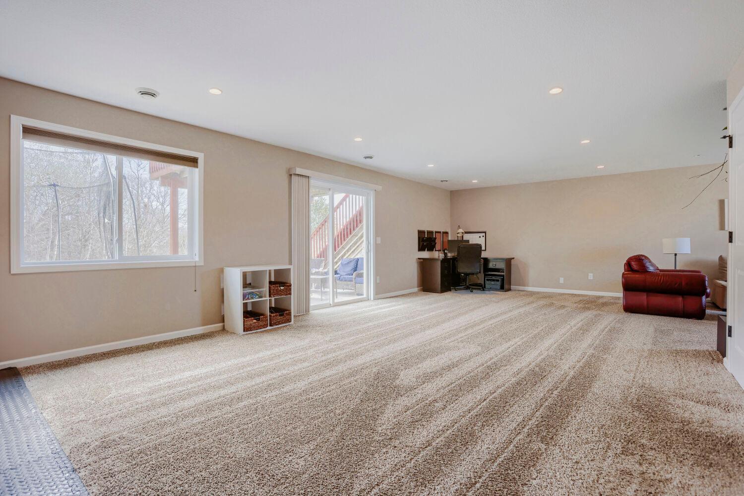 31069 Algonquin Trail - Web Quality - 006 - 06 Living Room.jpg