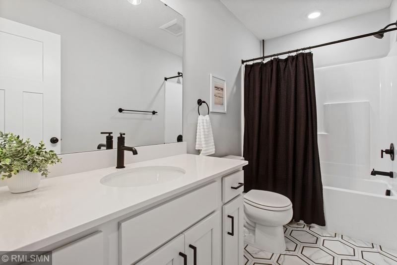Upper Bathroom 2.jpg